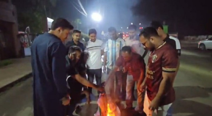 জাবিতে ছাত্রলীগের ব্যানার নামিয়ে পুড়িয়ে দিল ছাত্রদল